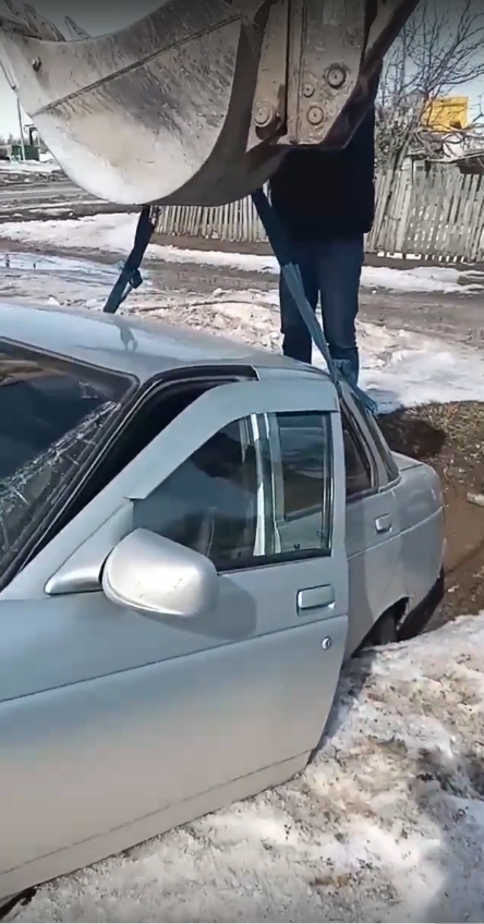 В Пугачеве трактор с помощью ковша вытащил провалившуюся в яму «десятку»