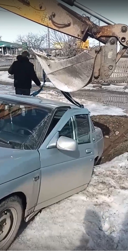 В Пугачеве трактор с помощью ковша вытащил провалившуюся в яму «десятку»