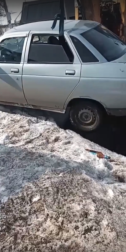 В Пугачеве трактор с помощью ковша вытащил провалившуюся в яму «десятку»