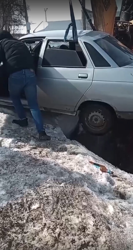 В Пугачеве трактор с помощью ковша вытащил провалившуюся в яму «десятку»