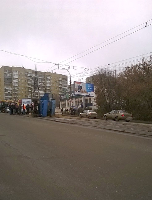 На Танкистов перевернулся самосвал с песком