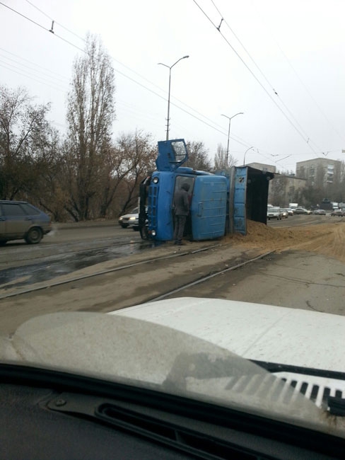 На Танкистов перевернулся самосвал с песком