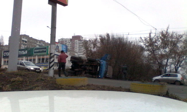 На Танкистов перевернулся самосвал с песком