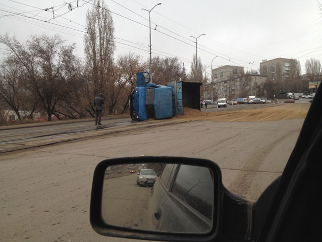На Танкистов перевернулся самосвал с песком