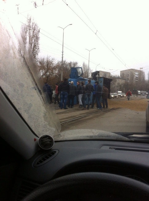 На Танкистов перевернулся самосвал с песком