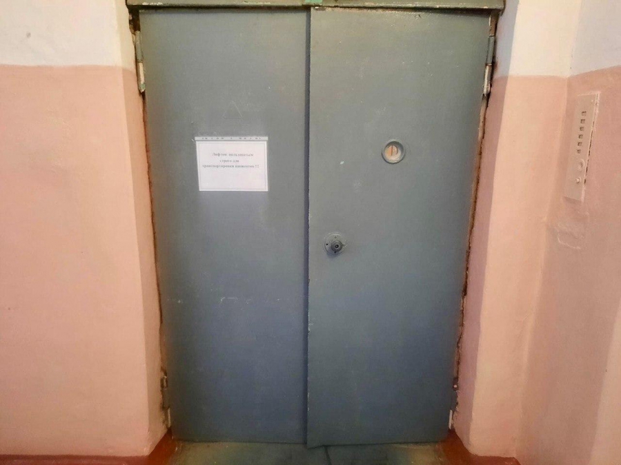 В Ртищевской больнице заменят «пожилой» лифт: он отработал 60 лет