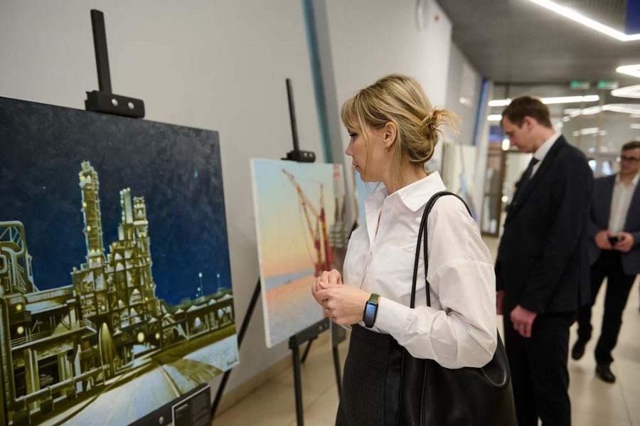 Накануне 60-летия «Газпром трансгаз Саратов» состоялась презентация выставки «Энергия ПАО «Газпром». Индустриальный пейзаж»