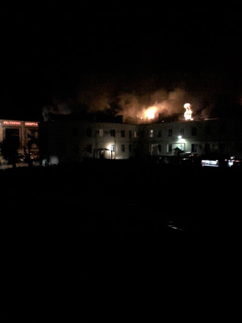 Огонь уничтожил крышу многоквартирного дома на улице Мира