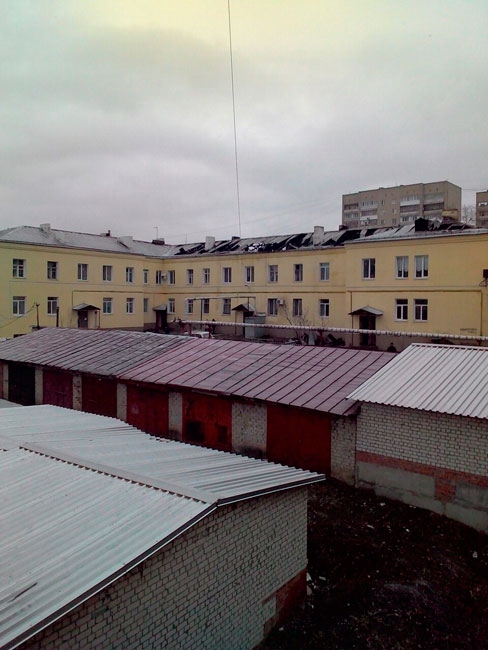 Огонь уничтожил крышу многоквартирного дома на улице Мира