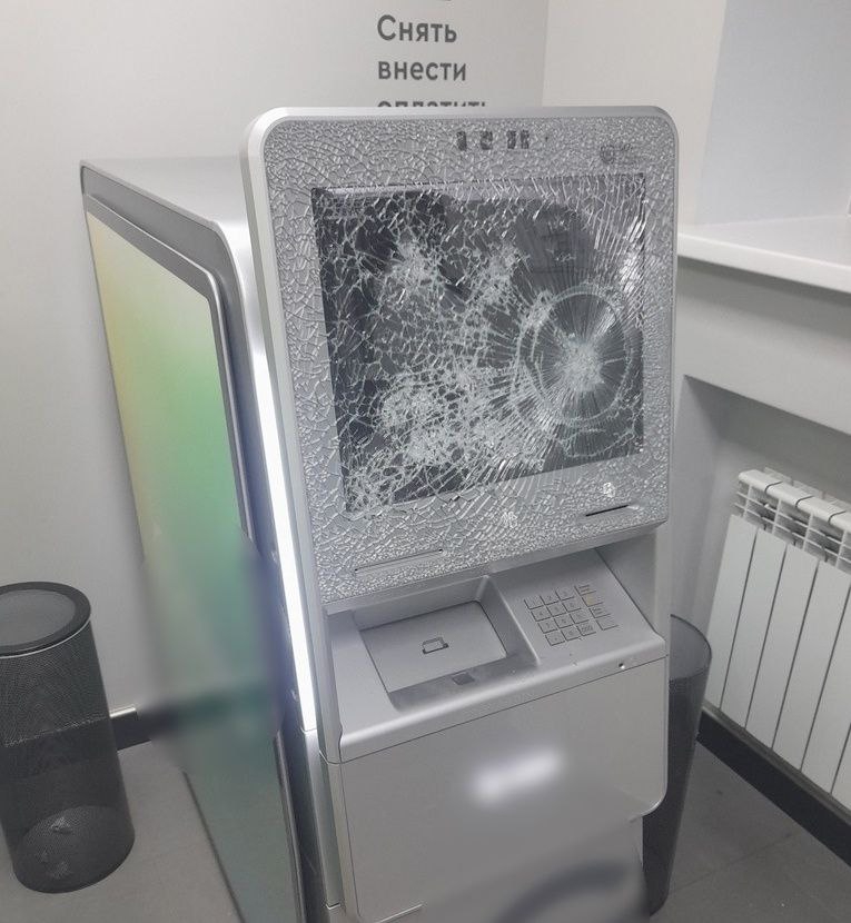Саратовец разбил банкомат молотком после ссоры с любимой. Приговор