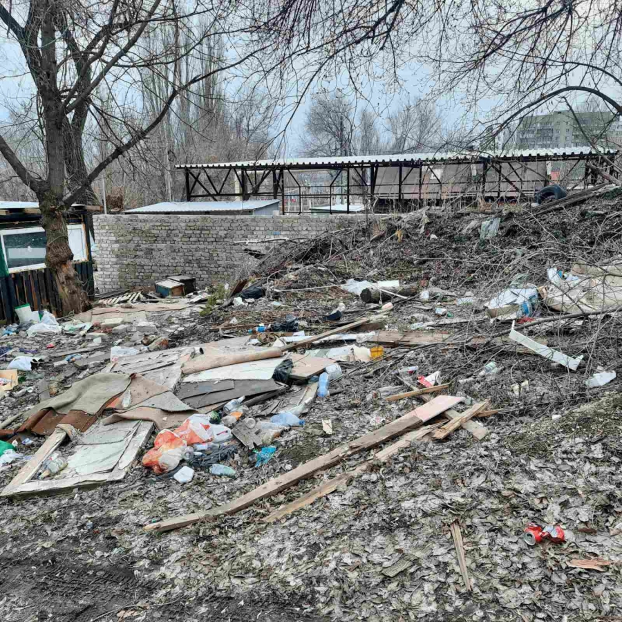 В Заводском районе после сноса гаражей образовалась свалка