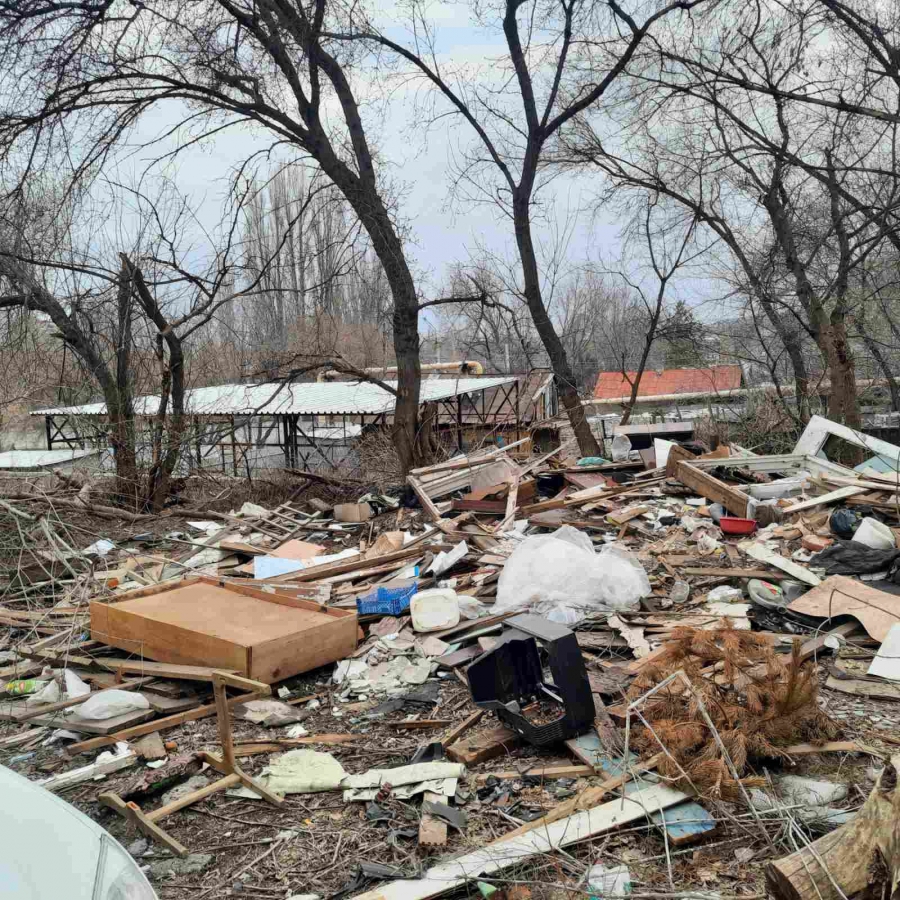 В Заводском районе после сноса гаражей образовалась свалка