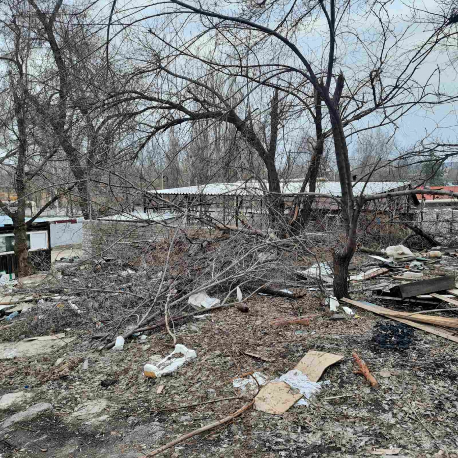 В Заводском районе после сноса гаражей образовалась свалка