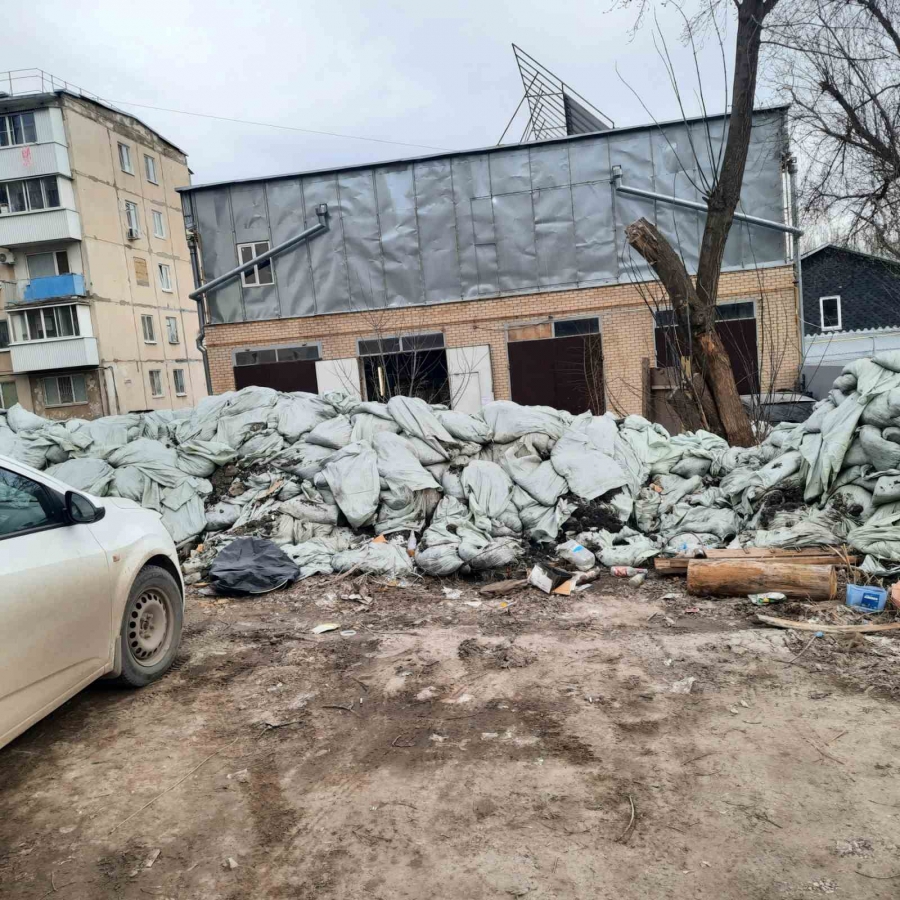В Заводском районе после сноса гаражей образовалась свалка