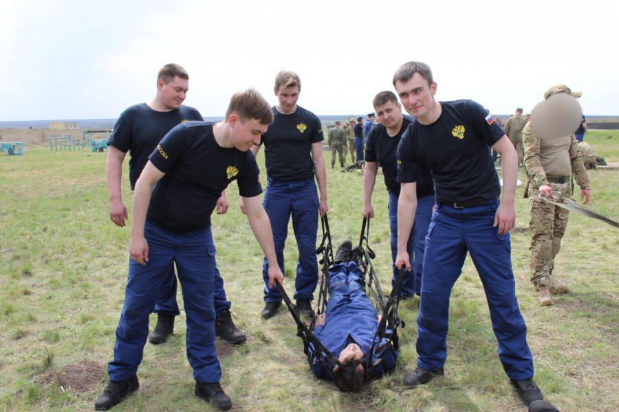 Военные учили саратовских прокуроров стрельбе и медицине