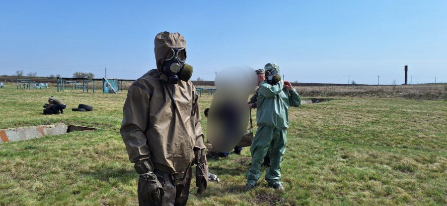 Военные учили саратовских прокуроров стрельбе и медицине