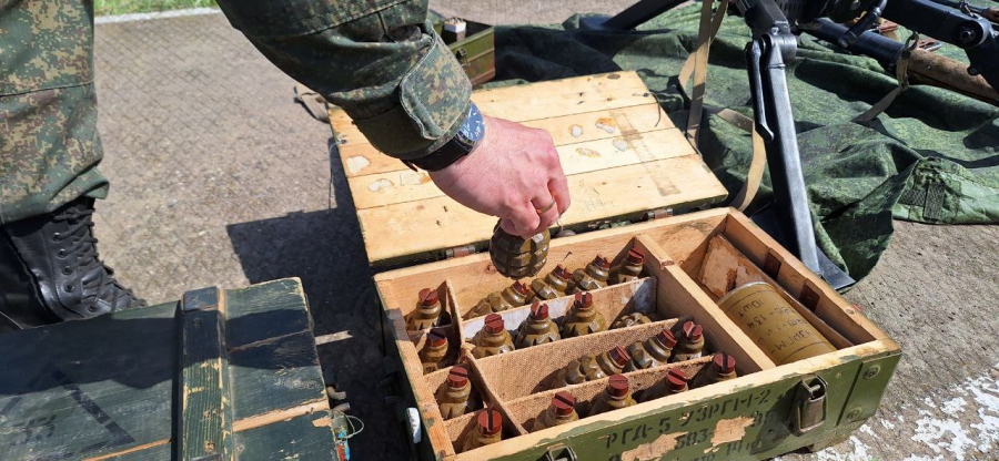 Военные учили саратовских прокуроров стрельбе и медицине