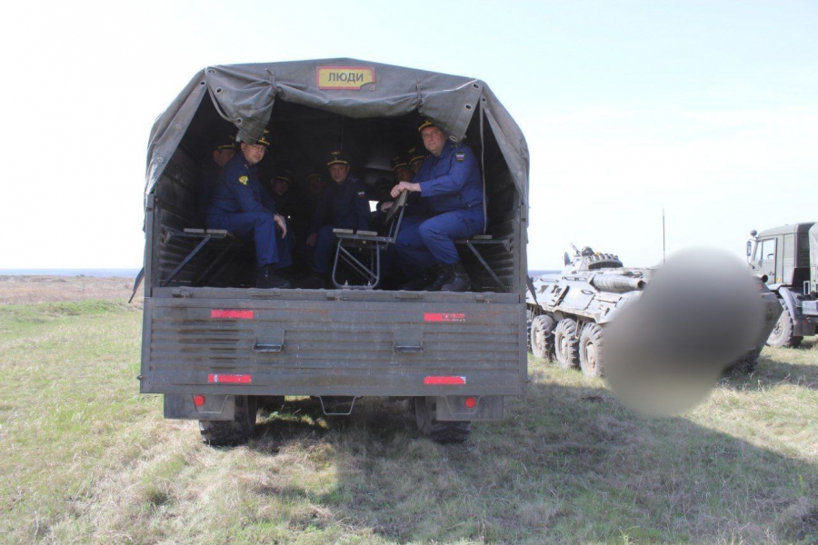 Военные учили саратовских прокуроров стрельбе и медицине