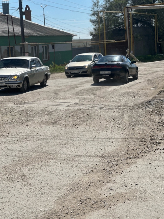 Горожане о разбитой дороге в Тепличном: Хочется взять машину на руки