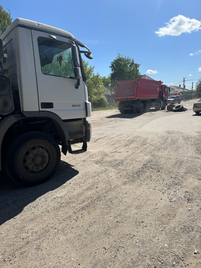 Горожане о разбитой дороге в Тепличном: Хочется взять машину на руки