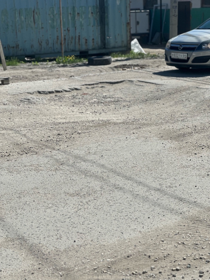 Горожане о разбитой дороге в Тепличном: Хочется взять машину на руки