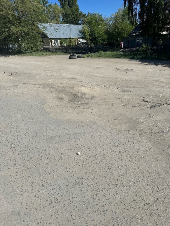 Горожане о разбитой дороге в Тепличном: Хочется взять машину на руки