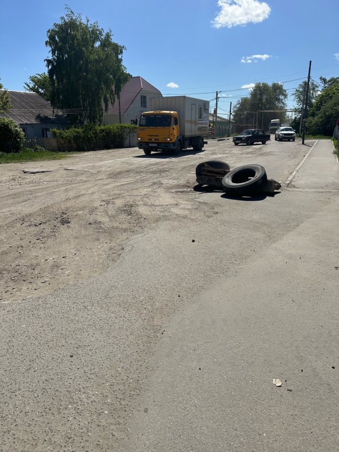 Горожане о разбитой дороге в Тепличном: Хочется взять машину на руки