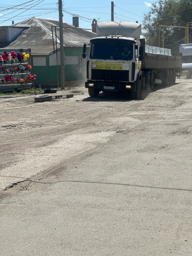 Горожане о разбитой дороге в Тепличном: Хочется взять машину на руки