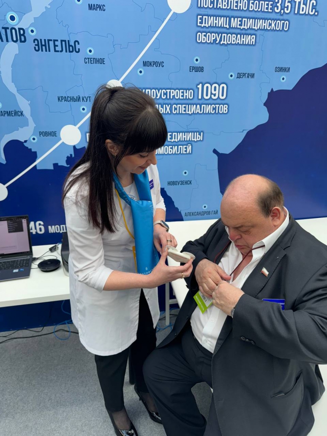 Главе Минздрава РФ показали разработанный в Саратове ЭКГ-регистратор