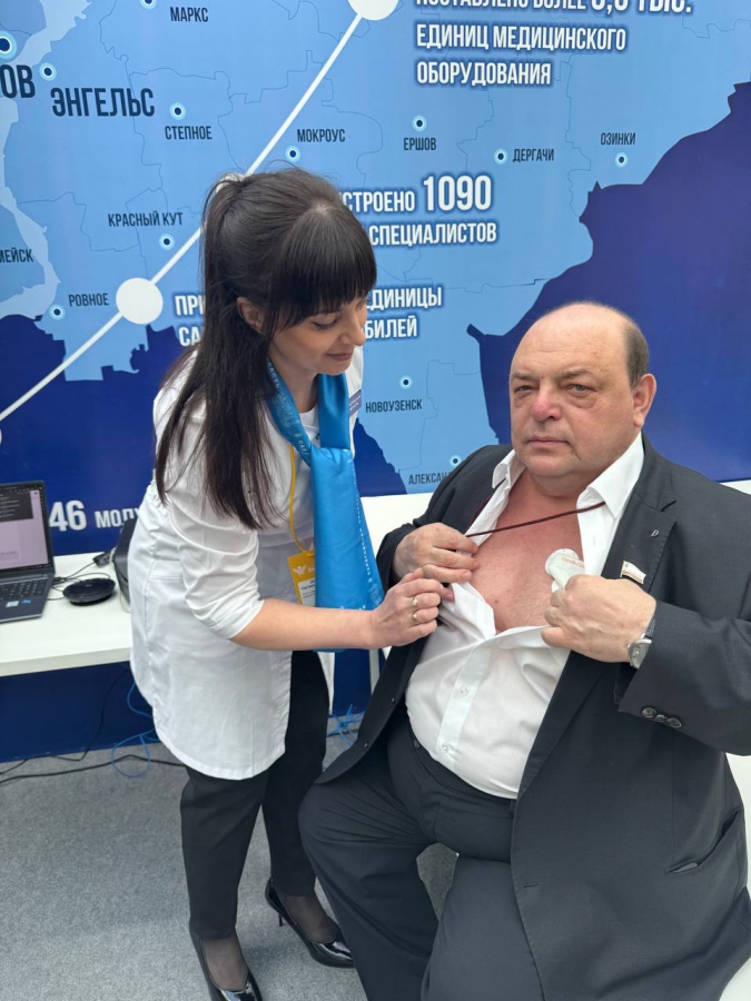 Главе Минздрава РФ показали разработанный в Саратове ЭКГ-регистратор