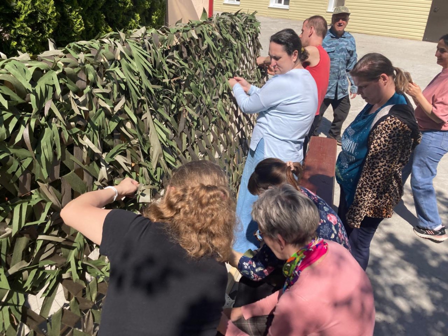 В Энгельсе пенсионеры и инвалиды плетут антидроновые сети для СВО