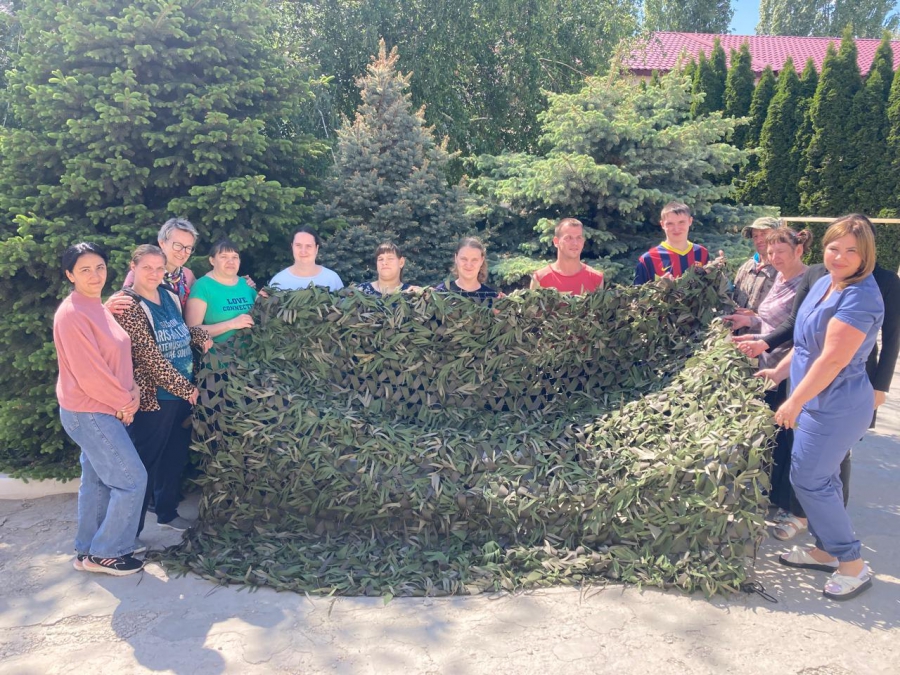 В Энгельсе пенсионеры и инвалиды плетут антидроновые сети для СВО