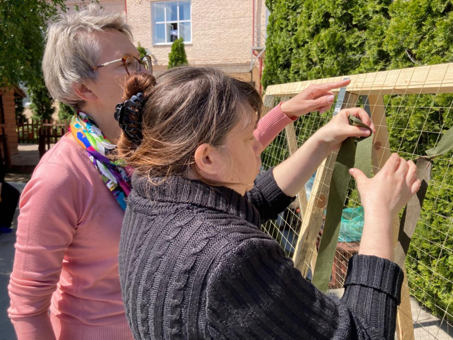 В Энгельсе пенсионеры и инвалиды плетут антидроновые сети для СВО