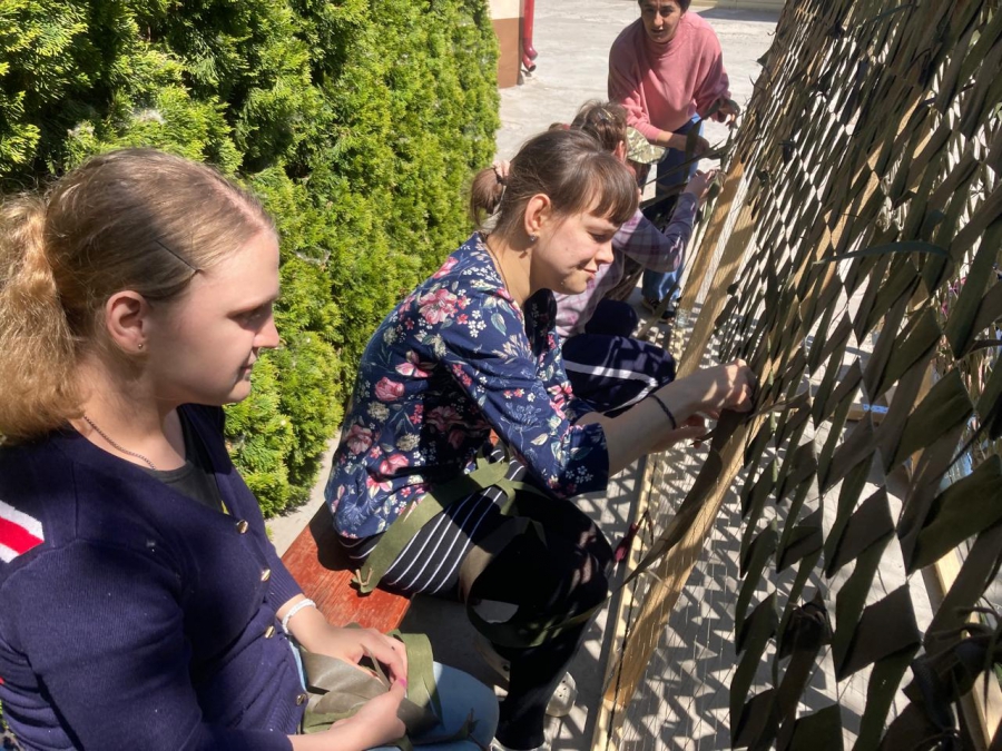 В Энгельсе пенсионеры и инвалиды плетут антидроновые сети для СВО