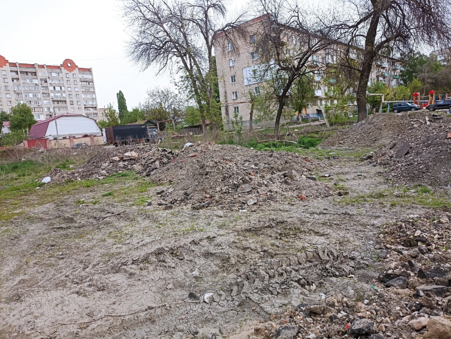 В Заводском районе жалуются на строительную свалку и «субстанции черного цвета»