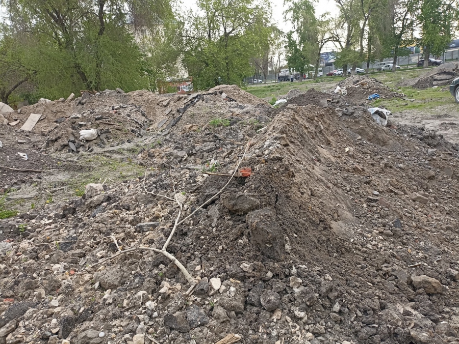 В Заводском районе жалуются на строительную свалку и «субстанции черного цвета»