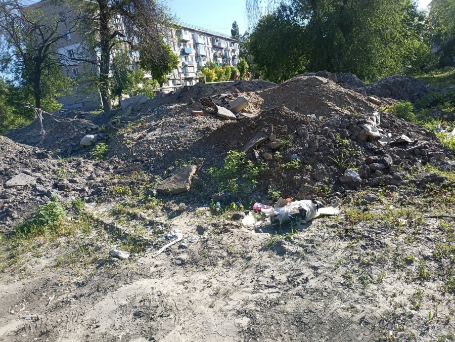 В Заводском районе жалуются на строительную свалку и «субстанции черного цвета»
