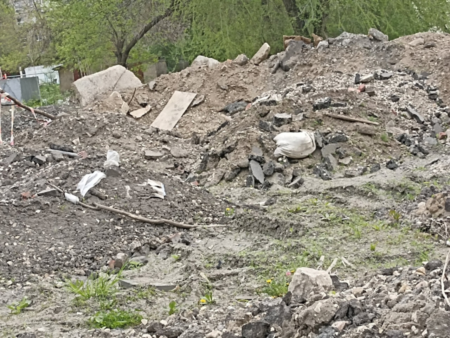В Заводском районе жалуются на строительную свалку и «субстанции черного цвета»