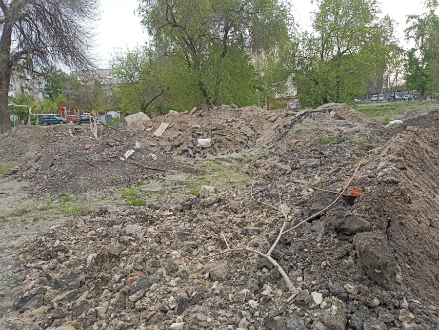 В Заводском районе жалуются на строительную свалку и «субстанции черного цвета»