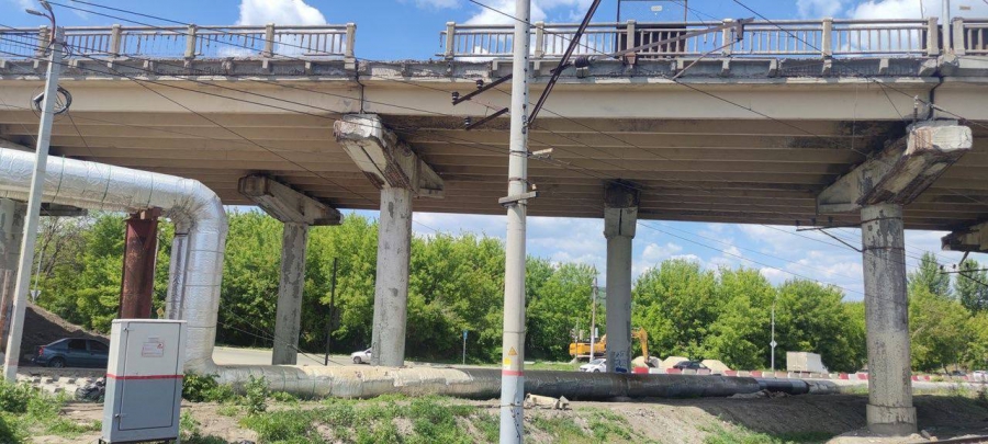 В Саратове с Алтынского моста рухнула часть железобетонной ограды