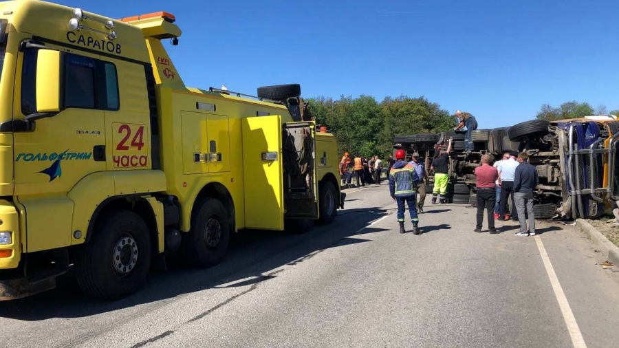 Под Саратовом спустя 10 часов открыли трассу после крупного ДТП с автоцистерной