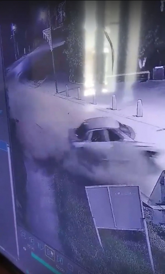 В Пугачеве лихач без прав на «десятке» сбил знак и скрылся