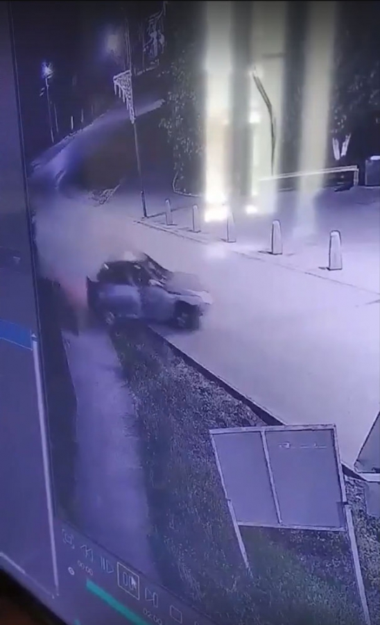 В Пугачеве лихач без прав на «десятке» сбил знак и скрылся