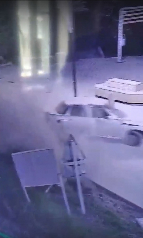 В Пугачеве лихач без прав на «десятке» сбил знак и скрылся