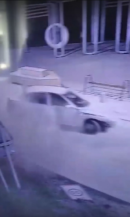 В Пугачеве лихач без прав на «десятке» сбил знак и скрылся