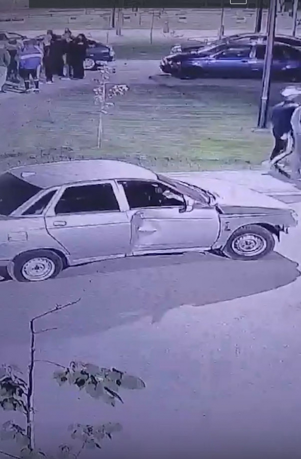 В Пугачеве лихач без прав на «десятке» сбил знак и скрылся