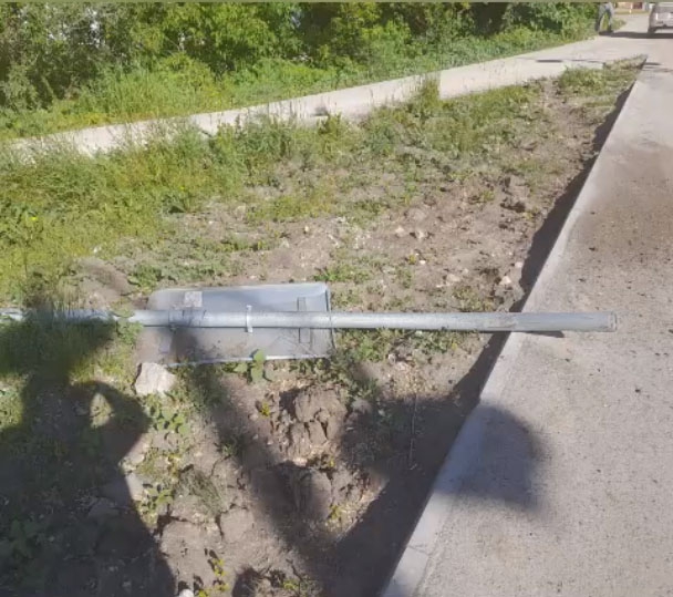 В Пугачеве лихач без прав на «десятке» сбил знак и скрылся