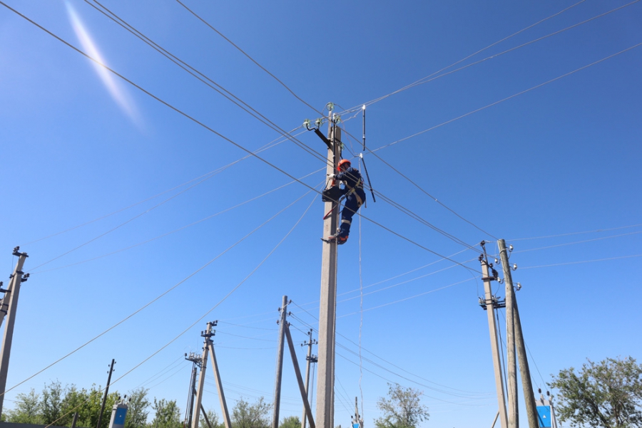 Точность и безопасность выполнения работ оттачивали сотрудники «Облкоммунэнерго» на специализированном полигоне