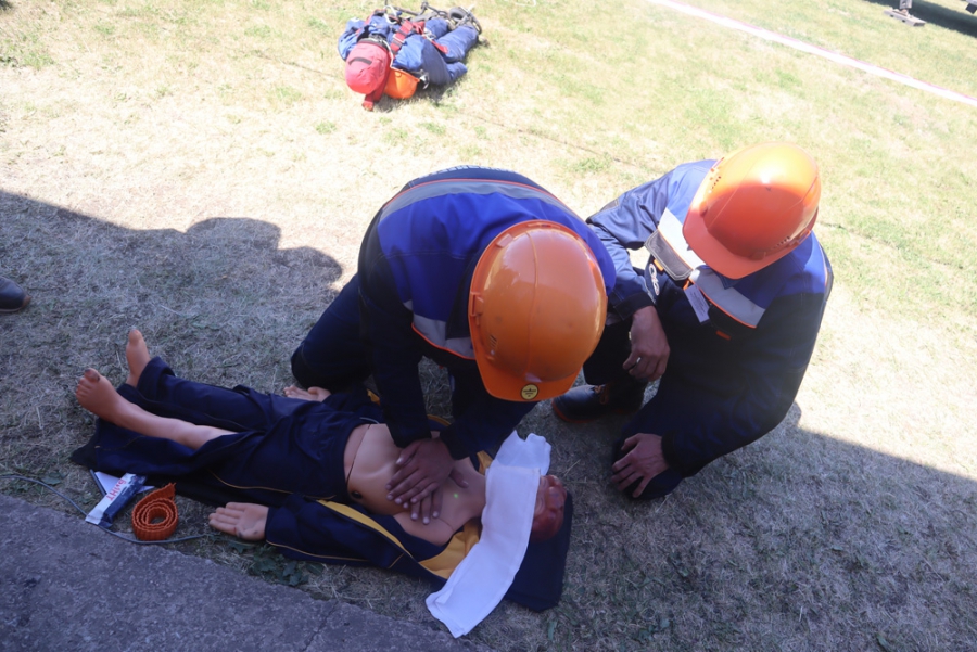 Точность и безопасность выполнения работ оттачивали сотрудники «Облкоммунэнерго» на специализированном полигоне