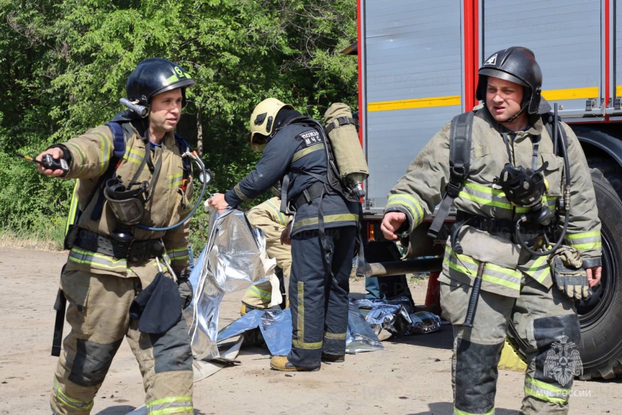 В Саратове пожарные спасали «окровавленных» людей на взрывоопасном предприятии